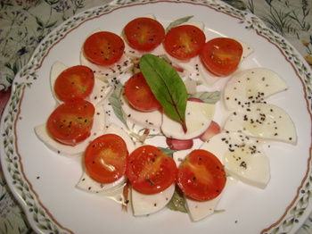 モッツァレラチーズとトマトのサラダ.JPG